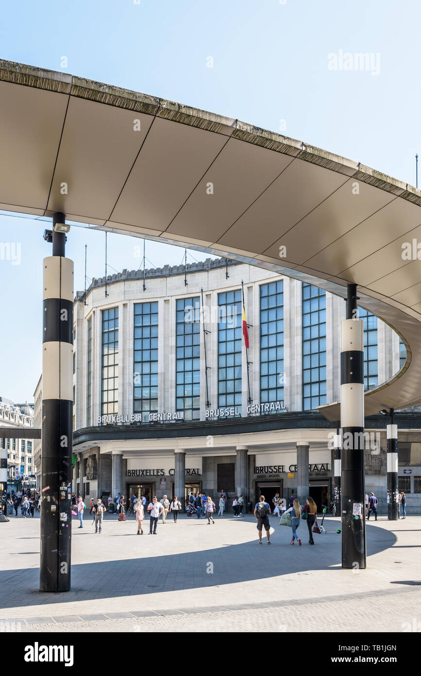 La gente a piedi dall'ingresso principale di Bruxelles stazione ferroviaria centrale attraverso il Carrefour de l'Europe riprogettato nel 2010 con una rotonda. Foto Stock