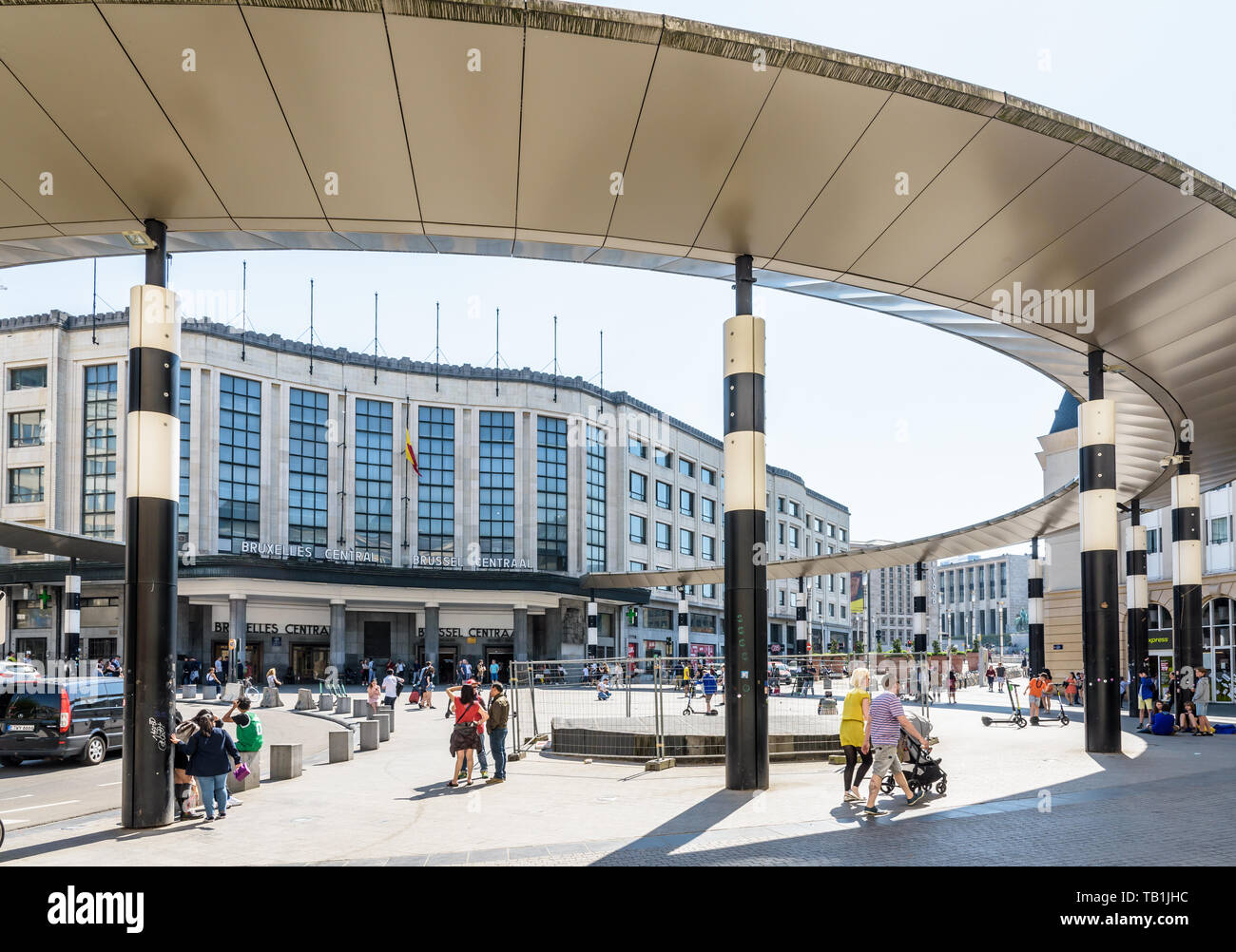 La gente a piedi dall'ingresso principale di Bruxelles stazione ferroviaria centrale attraverso il Carrefour de l'Europe riprogettato nel 2010 con una rotonda. Foto Stock