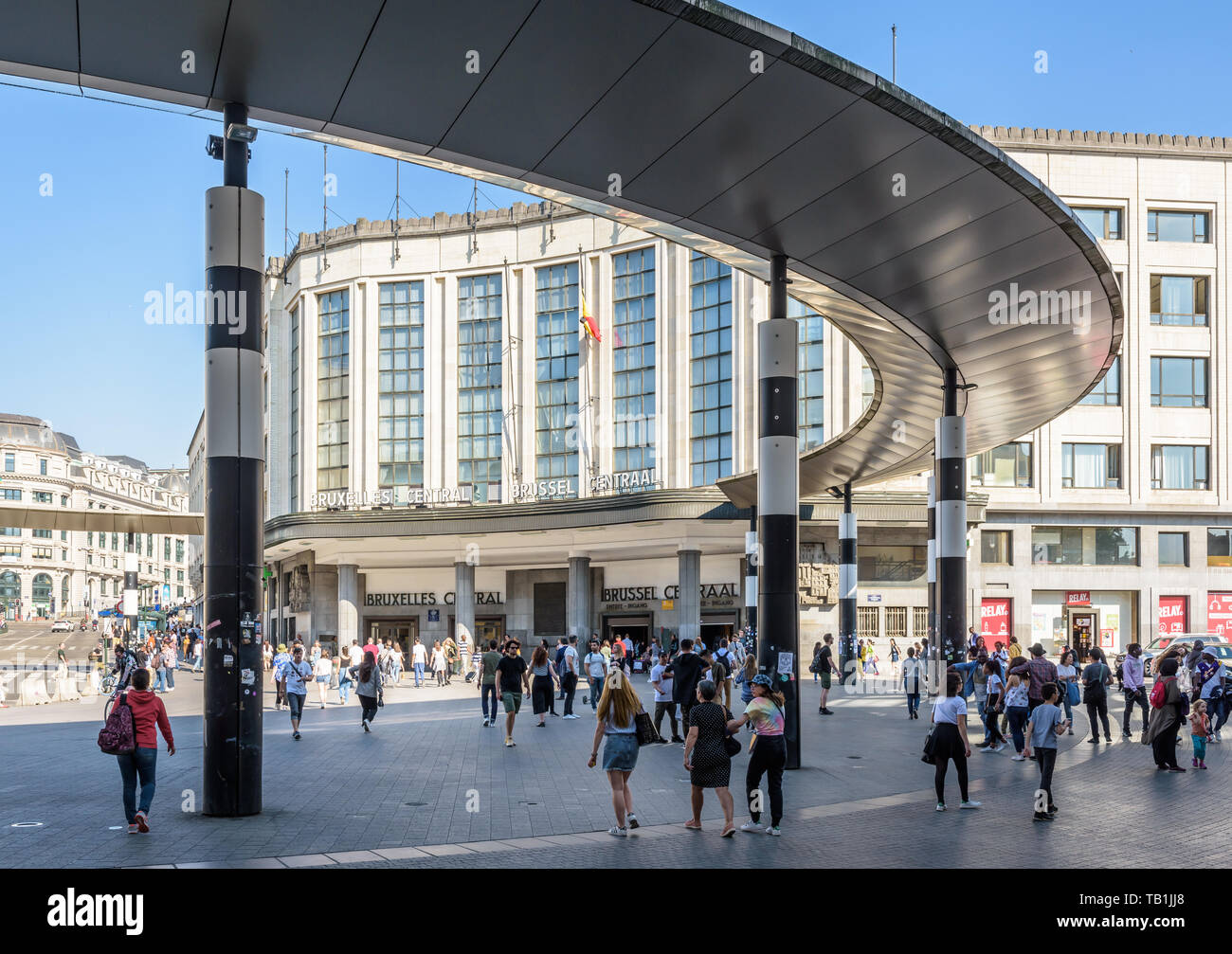 La gente a piedi dall'ingresso principale di Bruxelles stazione ferroviaria centrale attraverso il Carrefour de l'Europe riprogettato nel 2010 con una rotonda. Foto Stock