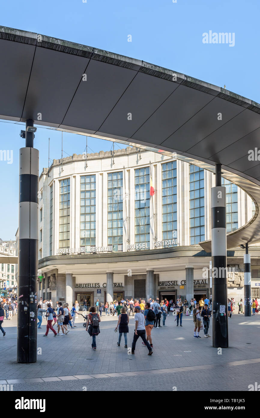 La gente a piedi dall'ingresso principale di Bruxelles stazione ferroviaria centrale attraverso il Carrefour de l'Europe riprogettato nel 2010 con una rotonda. Foto Stock