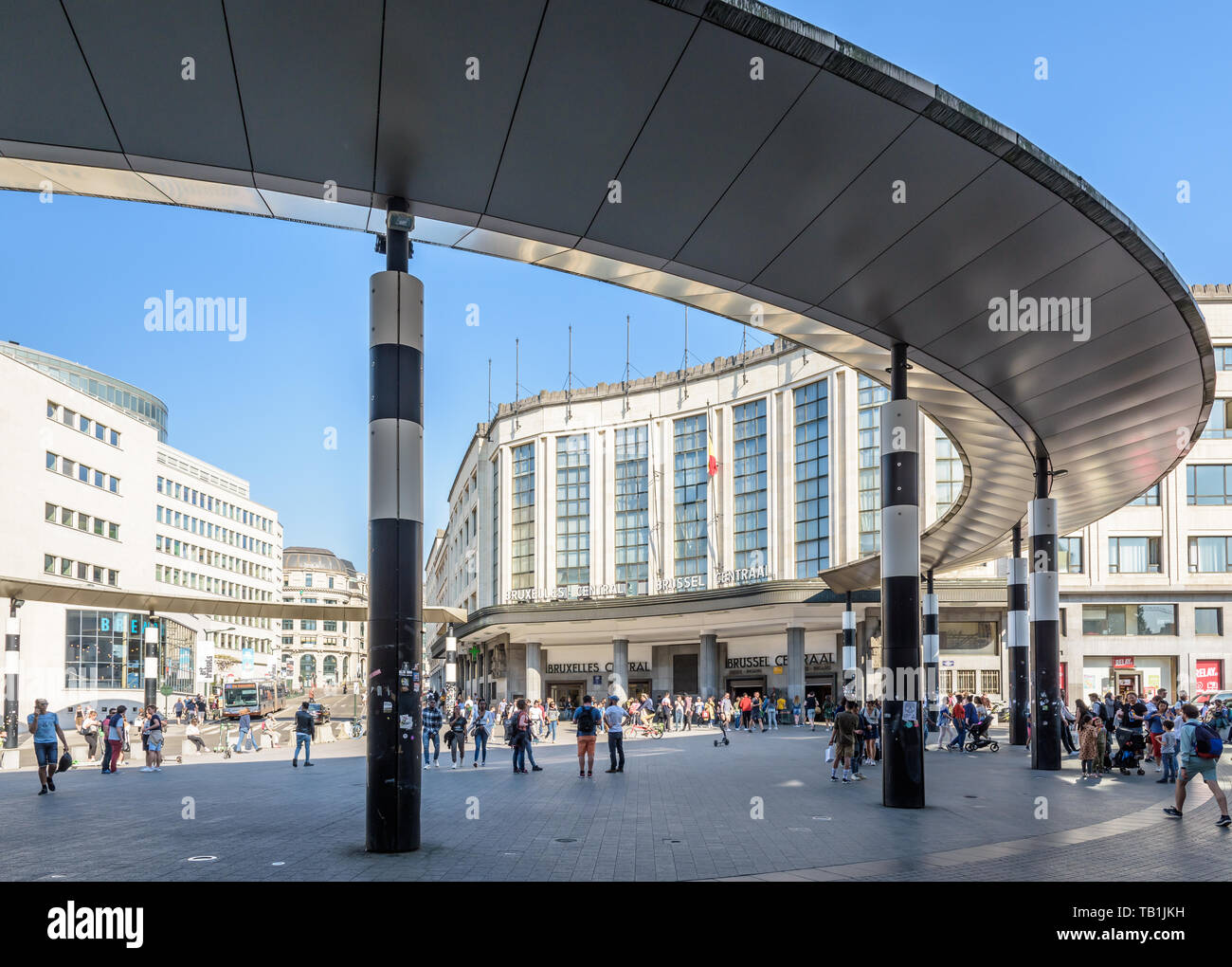 La gente a piedi dall'ingresso principale di Bruxelles stazione ferroviaria centrale attraverso il Carrefour de l'Europe riprogettato nel 2010 con una rotonda. Foto Stock