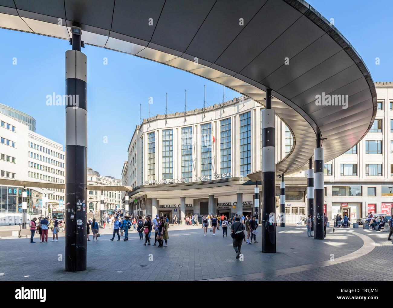 La gente a piedi dall'ingresso principale di Bruxelles stazione ferroviaria centrale attraverso il Carrefour de l'Europe riprogettato nel 2010 con una rotonda. Foto Stock