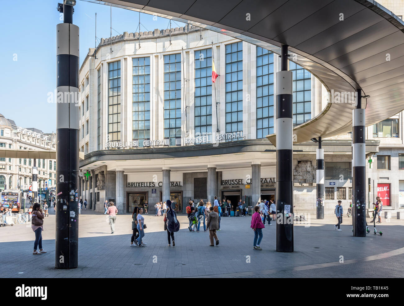 La gente a piedi dall'ingresso principale di Bruxelles stazione ferroviaria centrale attraverso il Carrefour de l'Europe riprogettato nel 2010 con una rotonda. Foto Stock