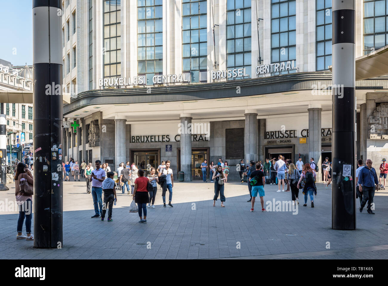 La gente a piedi dall'ingresso principale di Bruxelles stazione ferroviaria centrale attraverso il Carrefour de l'Europe riprogettato nel 2010 con una rotonda. Foto Stock