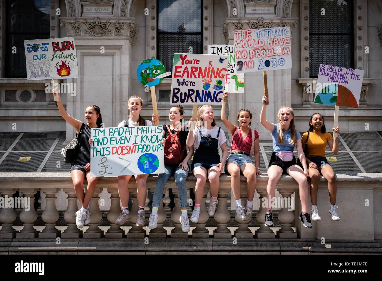 Londra, Regno Unito. 24 Maggio, 2019. La seconda edizione del Global Strike 4 clima. Noto anche come il venerdì per il futuro e sciopero della scuola per il clima. Il Parlamento Sqr. Foto Stock
