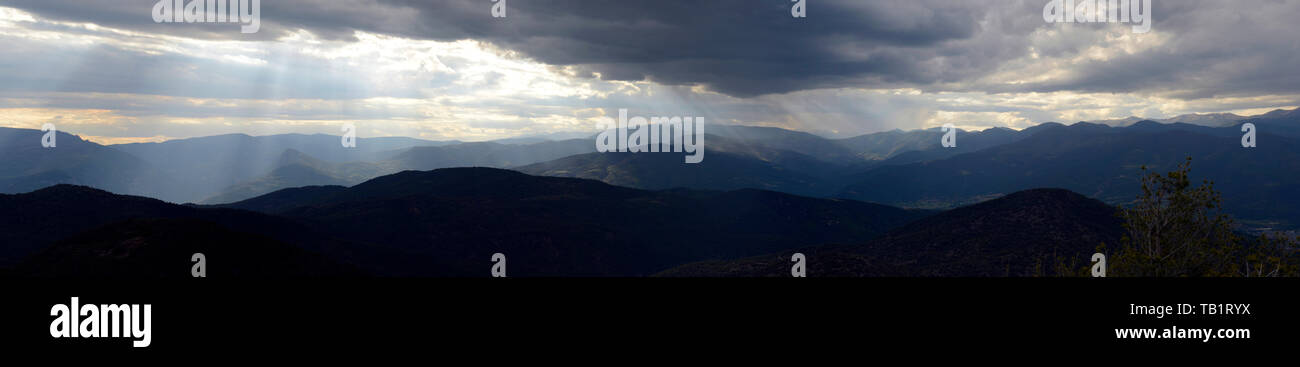 Una risoluzione molto alta panaroma di sera paesaggio tra ordinamento e La Seu d'Urgell, Serra de Gramós, Catalunya (Catalogna), Spagna Foto Stock