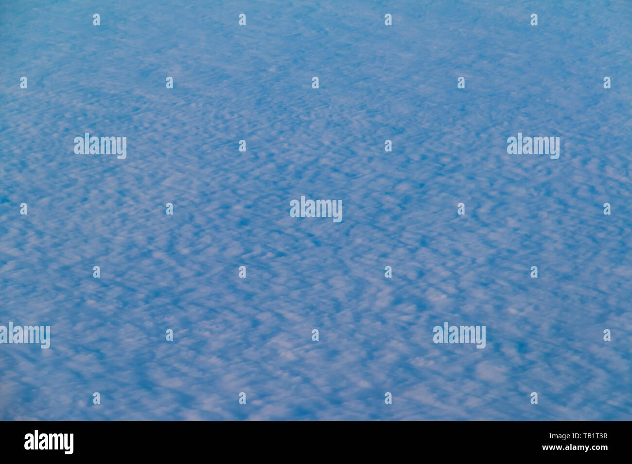 Vista dall'oblò del velivolo di un bellissimo cloudscape Foto Stock