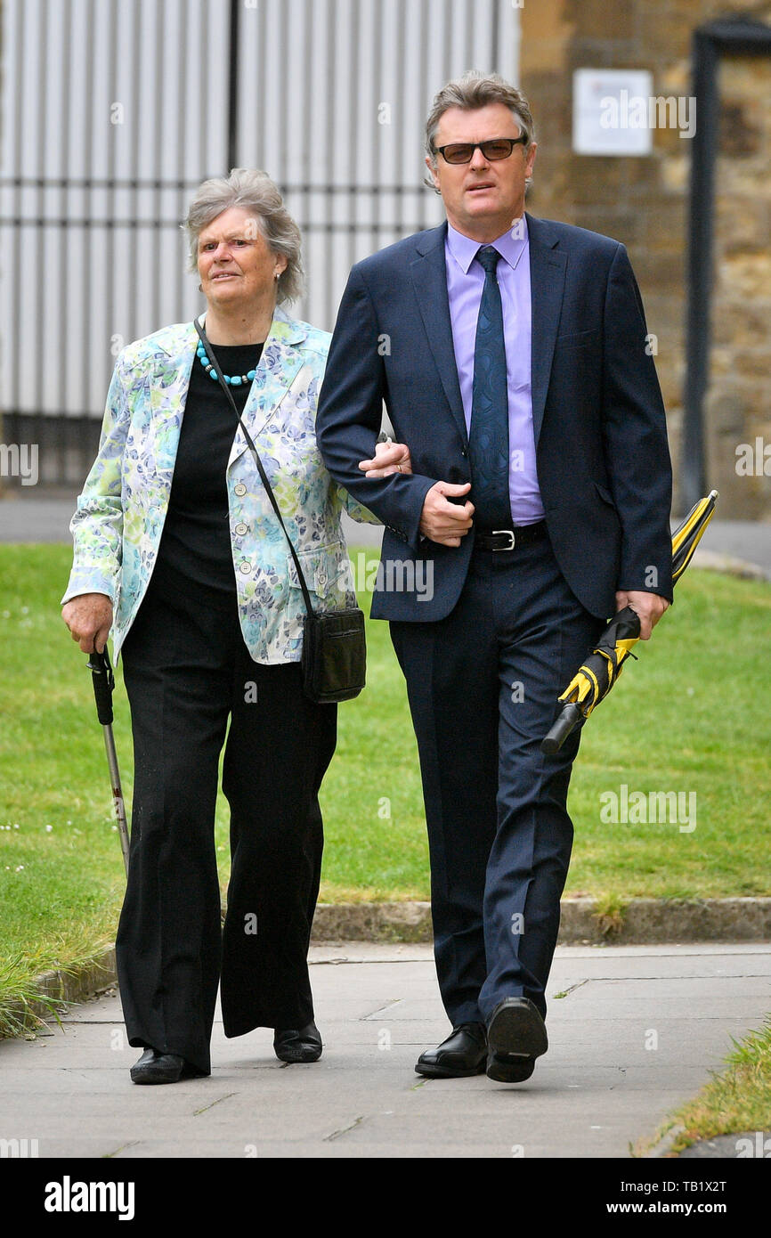 Moglie di Lord Ashdown Jane Courtenay arriva a San Giovanni Battista, Yeovil, Somerset, dove una celebrazione di una vita di servizio di Lord Ashdown sta avendo luogo. Foto Stock