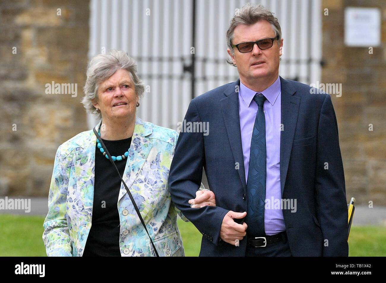 Moglie di Lord Ashdown Jane Courtenay arriva a San Giovanni Battista, Yeovil, Somerset, dove una celebrazione di una vita di servizio di Lord Ashdown sta avendo luogo. Foto Stock