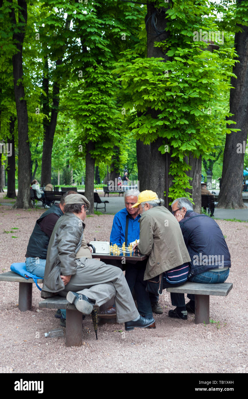 Gli uomini giocano a scacchi nel parco fuori dalla cittadella di Kalemegdan a Belgrado. Foto Stock