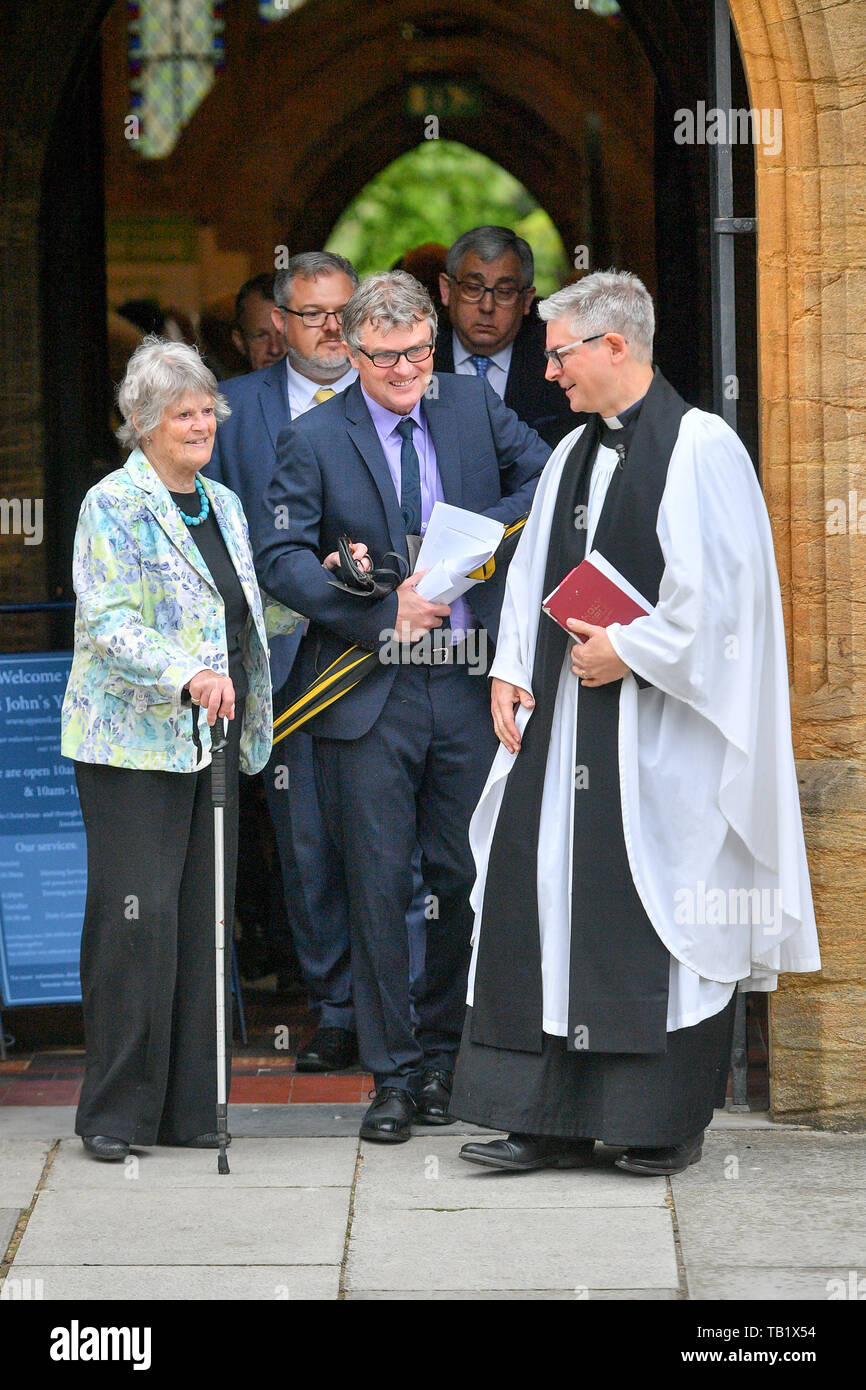 Moglie di Lord Ashdown, Jane Courtenay, (sinistra) chat con il Reverendo James Dudley-Smith (destra) presso San Giovanni Battista, Yeovil, Somerset, dove una celebrazione di una vita di servizio per Paddy Ashdown sta avendo luogo. Foto Stock