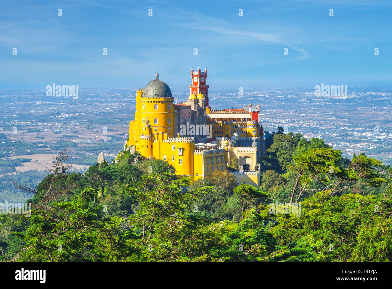 Pena palace sulla sommità di una collina a Sintra, Portogallo Foto Stock