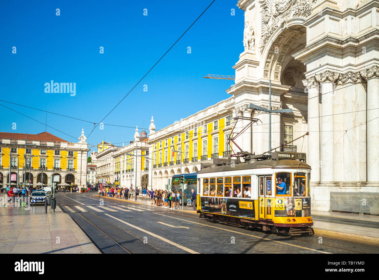 Lisbona, Portogallo - 21 Settembre 2018: Scenario di Lisbona a Praca do Comercio e Arco da Rua Augusta con il tram d'epoca carrier Foto Stock