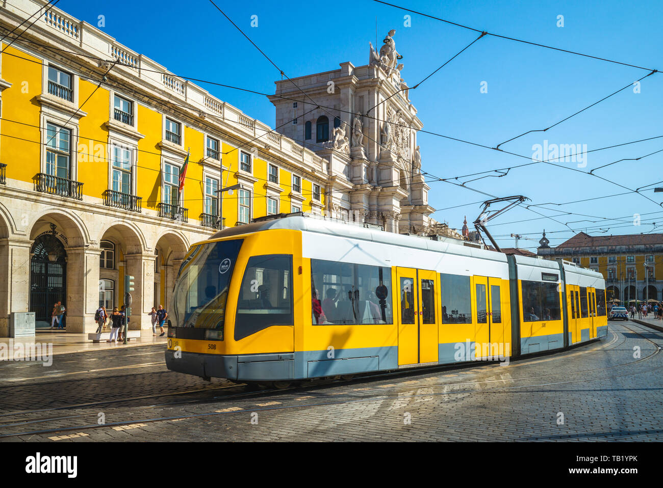 Lisbona, Portogallo - 21 Settembre 2018: Scenario di Lisbona a Praca do Comercio e Arco da Rua Augusta con il moderno tram carrier Foto Stock