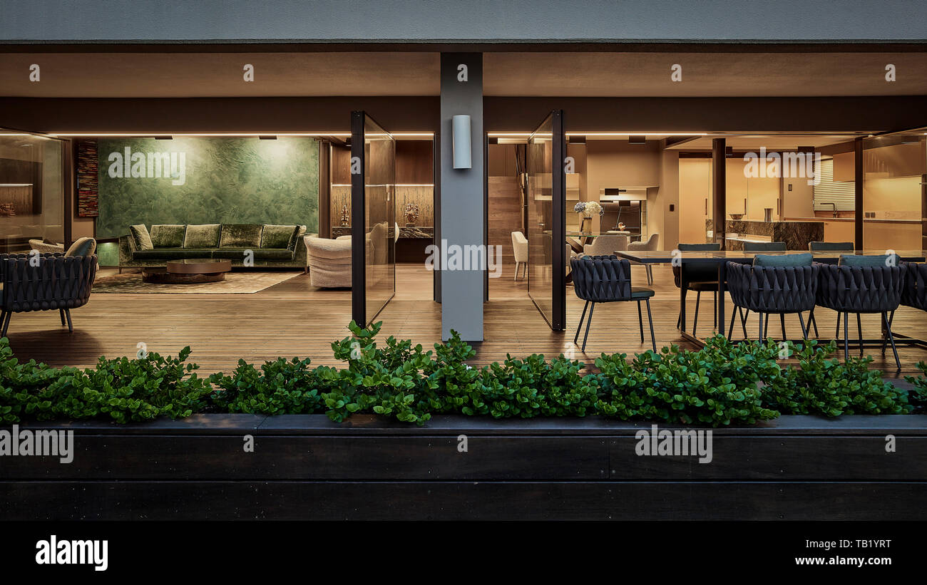 Guardando all'interno dalla terrazza esterna. Elizabeth Bay appartamento, Elizabeth Bay, Australia. Architetto: Rolf Ockert architetto, 2019. Foto Stock