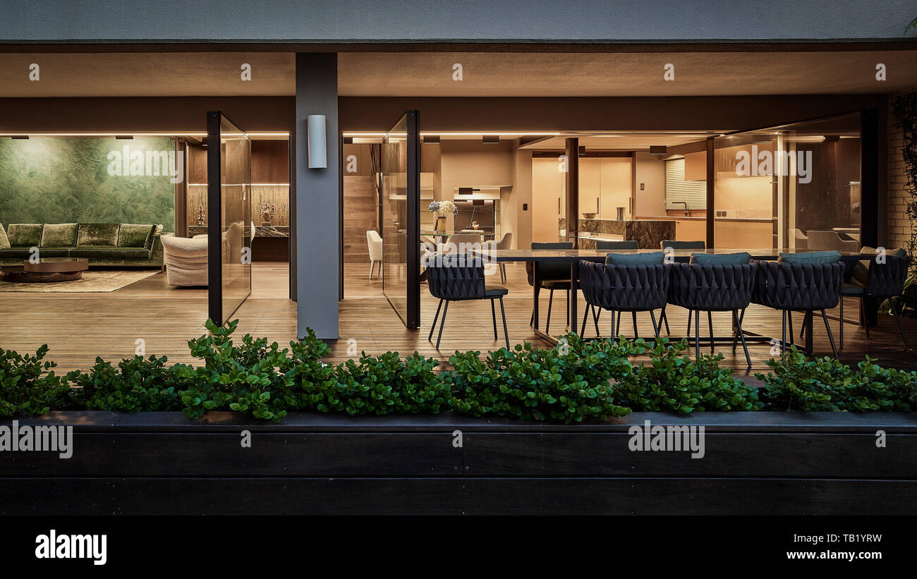 Guardando all'interno dalla terrazza esterna. Elizabeth Bay appartamento, Elizabeth Bay, Australia. Architetto: Rolf Ockert architetto, 2019. Foto Stock