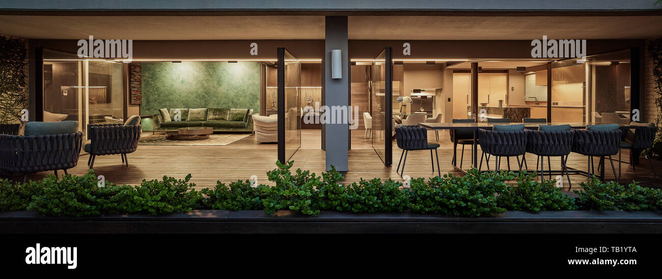 Guardando all'interno dalla terrazza esterna. Elizabeth Bay appartamento, Elizabeth Bay, Australia. Architetto: Rolf Ockert architetto, 2019. Foto Stock