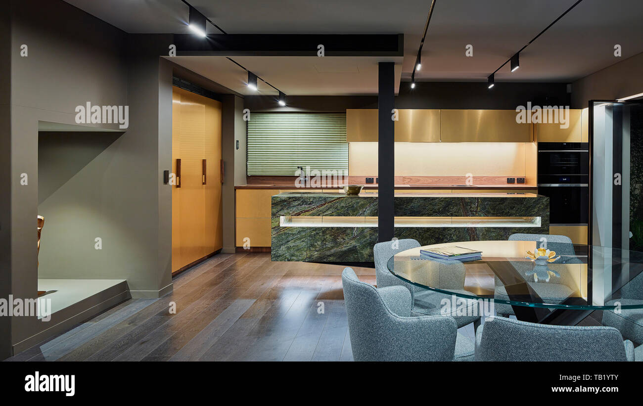 La cucina e la zona pranzo. Elizabeth Bay appartamento, Elizabeth Bay, Australia. Architetto: Rolf Ockert architetto, 2019. Foto Stock