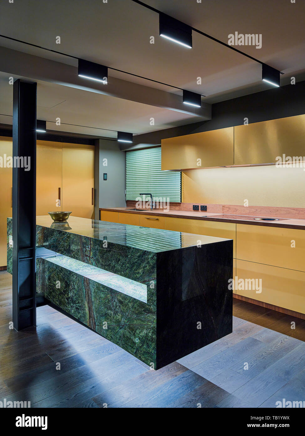 La cucina e il banco galleggiante. Elizabeth Bay appartamento, Elizabeth Bay, Australia. Architetto: Rolf Ockert architetto, 2019. Foto Stock