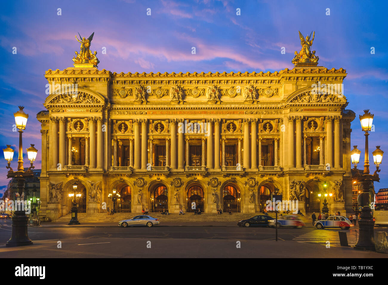 Vista notturna del Palais Garnier, opera a Parigi Foto Stock