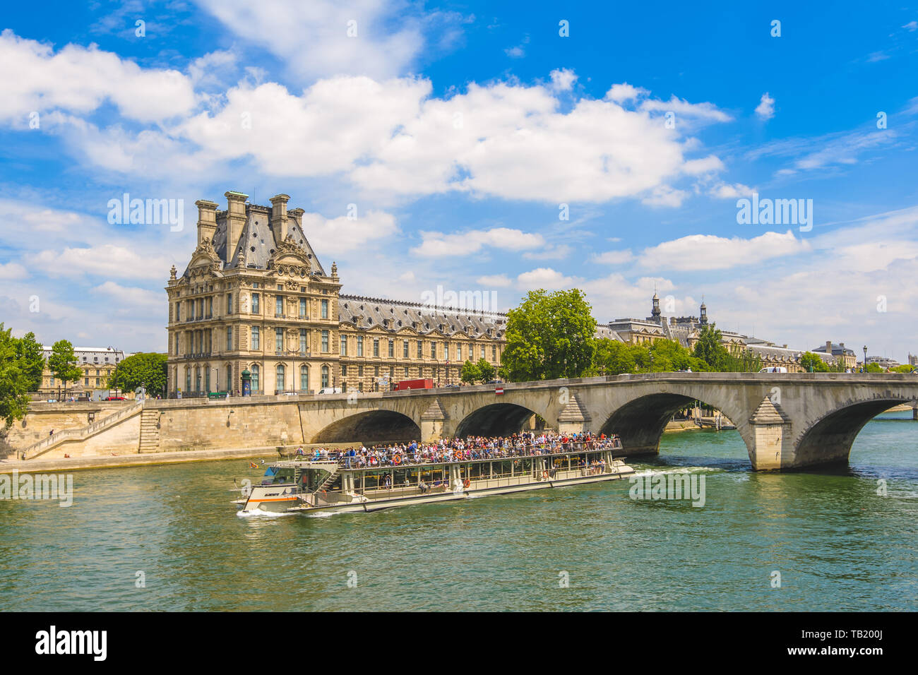 Vista del museo del Louvre e uno stagno Royal dal fiume Senna Foto Stock