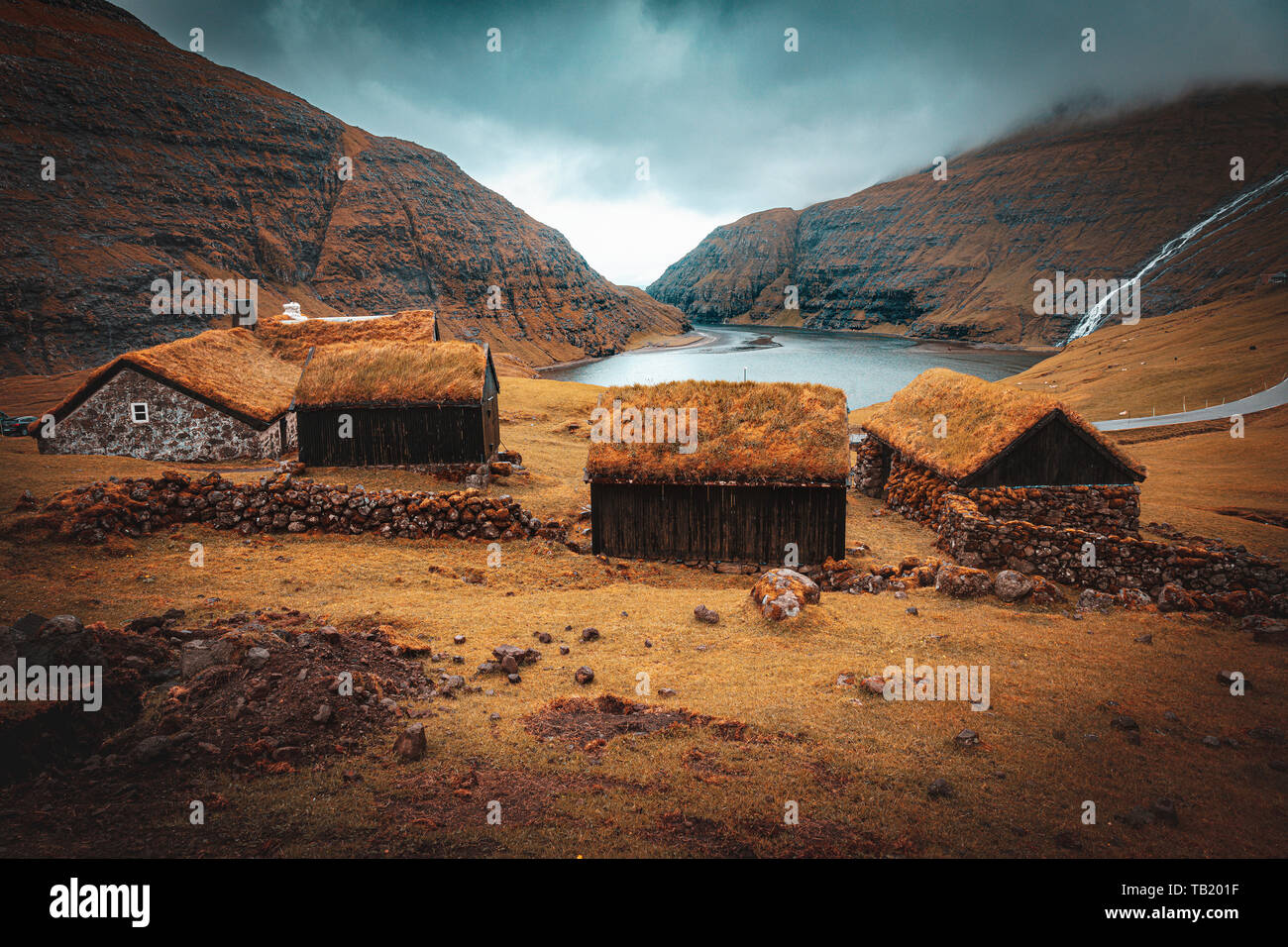 Famoso vecchie case con tetti di erba in Saksun sulle Isole Faerøer. Foto Stock
