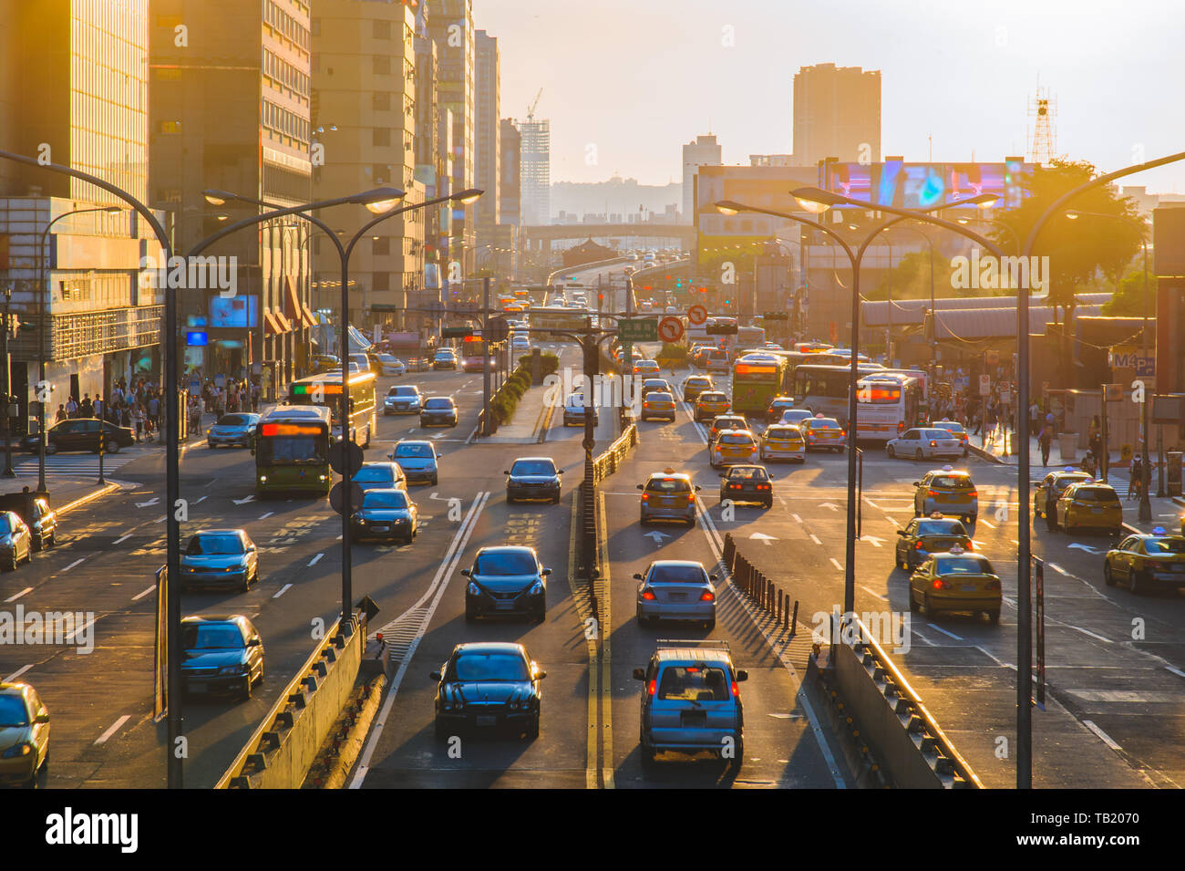 Vista sulla strada della città di Taipei al crepuscolo Foto Stock