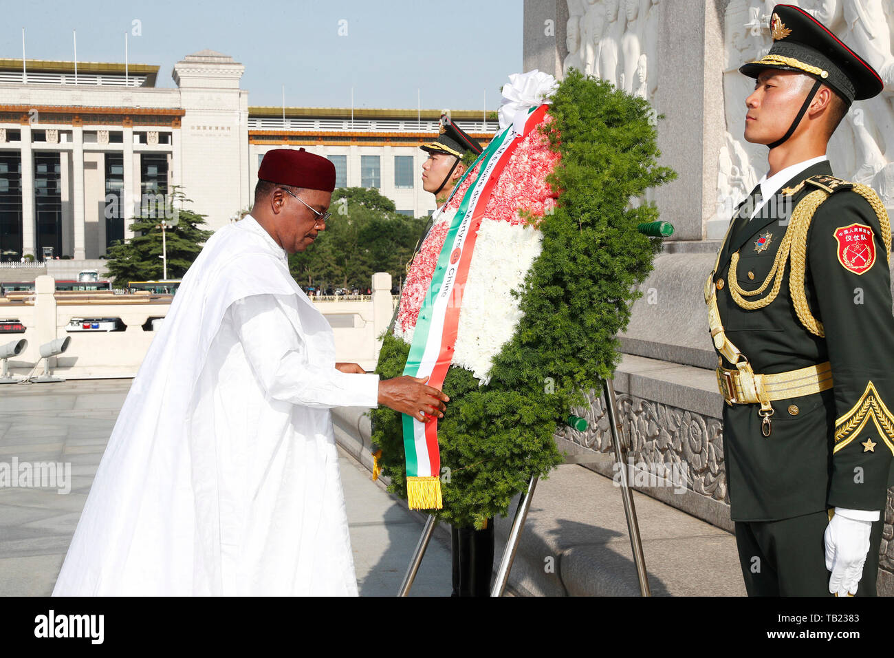 (190529) -- Pechino, 29 maggio 2019 (Xinhua) -- Niger il Presidente Mahamadou Issoufou stabilisce una corona al Monumento al popolo gli eroi a Piazza Tian'anmen a Pechino Capitale della Cina, 29 maggio 2019. (Xinhua/Liu Bin) Foto Stock