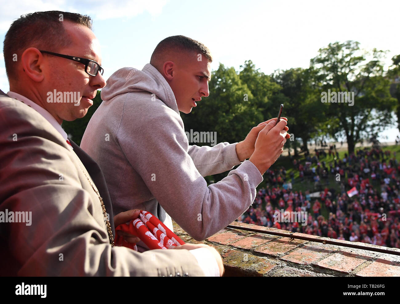 Berlino, Germania. 29 Maggio, 2019. Köpenick quartiere del sindaco Oliver Igel (l) accoglie favorevolmente le ventole dal balcone Rathaus Köpenick. Unione Berlino celebra la promozione a della Lega calcio tedesca. Credito: Britta Pedersen/dpa-Zentralbild/dpa/Alamy Live News Foto Stock