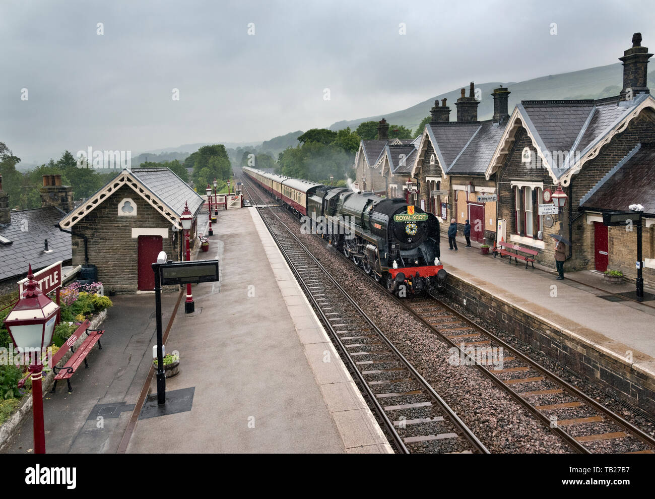 Settle, North Yorkshire, Regno Unito. Il 29 maggio 2019. Come cade la pioggia, 'l'Fellsman' speciale a vapore passa attraverso la stazione di stabilirsi sul Settle-Carlisle linea ferroviaria su il suo viaggio di ritorno da Carlisle a Crewe. Il treno è trainato da locomotiva n. "Britannia'. Credito: John Bentley/Alamy Live News Foto Stock