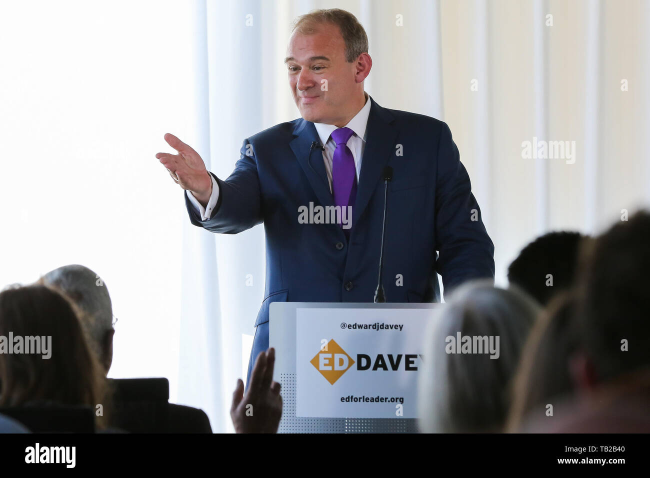 Southwark, Londra, Regno Unito 30 maggio 2019 - Ed Davey, MP per la Kingston e Surbiton ed ex Segretario di Stato per l'energia e il cambiamento climatico parlando in South Bank come egli lancia la sua campagna di leadership per diventare il leader del gruppo del Partito europeo dei liberali democratici partito. L'attuale leader, Vince cavo ha annunciato che egli farà un passo in giù come gruppo del Partito europeo dei liberali democratici leader il 23 luglio 2019. Credito: Dinendra Haria/Alamy Live News Foto Stock