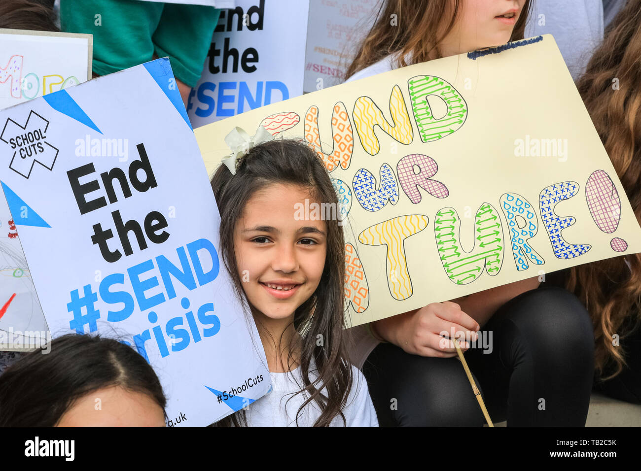 Londra, Regno Unito. Il 30 maggio 2019. Centinaia di genitori, tutori, gli studenti e i giovani con disabilità protesta a Westminster per evidenziare una crisi del finanziamento in particolari bisogni educativi e disabilità (Invia). Inviare crisi nazionale, un gruppo di campagna di consegnare una petizione a Downing Street prima di unirsi alla protesta. Altre 25 località in tutto il paese palcoscenico di eventi simili. Credito: Imageplotter/Alamy Live News Foto Stock