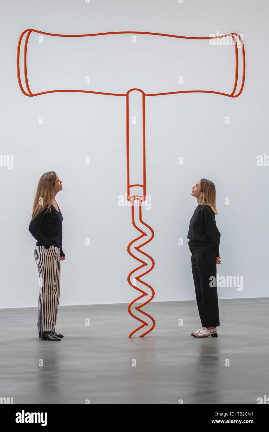 Londra, Regno Unito. Il 30 maggio 2019. Struttura di cavatappi (arancione) 2019 - British artista concettuale Michael Craig-Martin ha una nuova mostra chiamata scultura, apertura a Gagosian e dotate di sculture monumentali di oggetti di uso quotidiano. Credito: Guy Bell/Alamy Live News Foto Stock