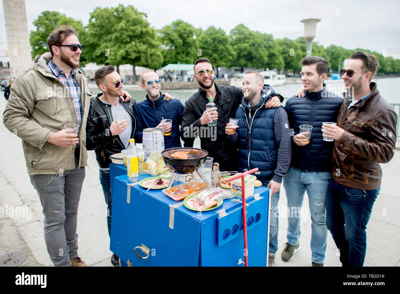 Hannover, Germania. Il 30 maggio 2019. Un gruppo di giovani uomini barbecue su un camion convertiti al Maschsee durante una festa del papà tour. Credito: Hauke-Christian Dittrich/dpa/Alamy Live News Foto Stock