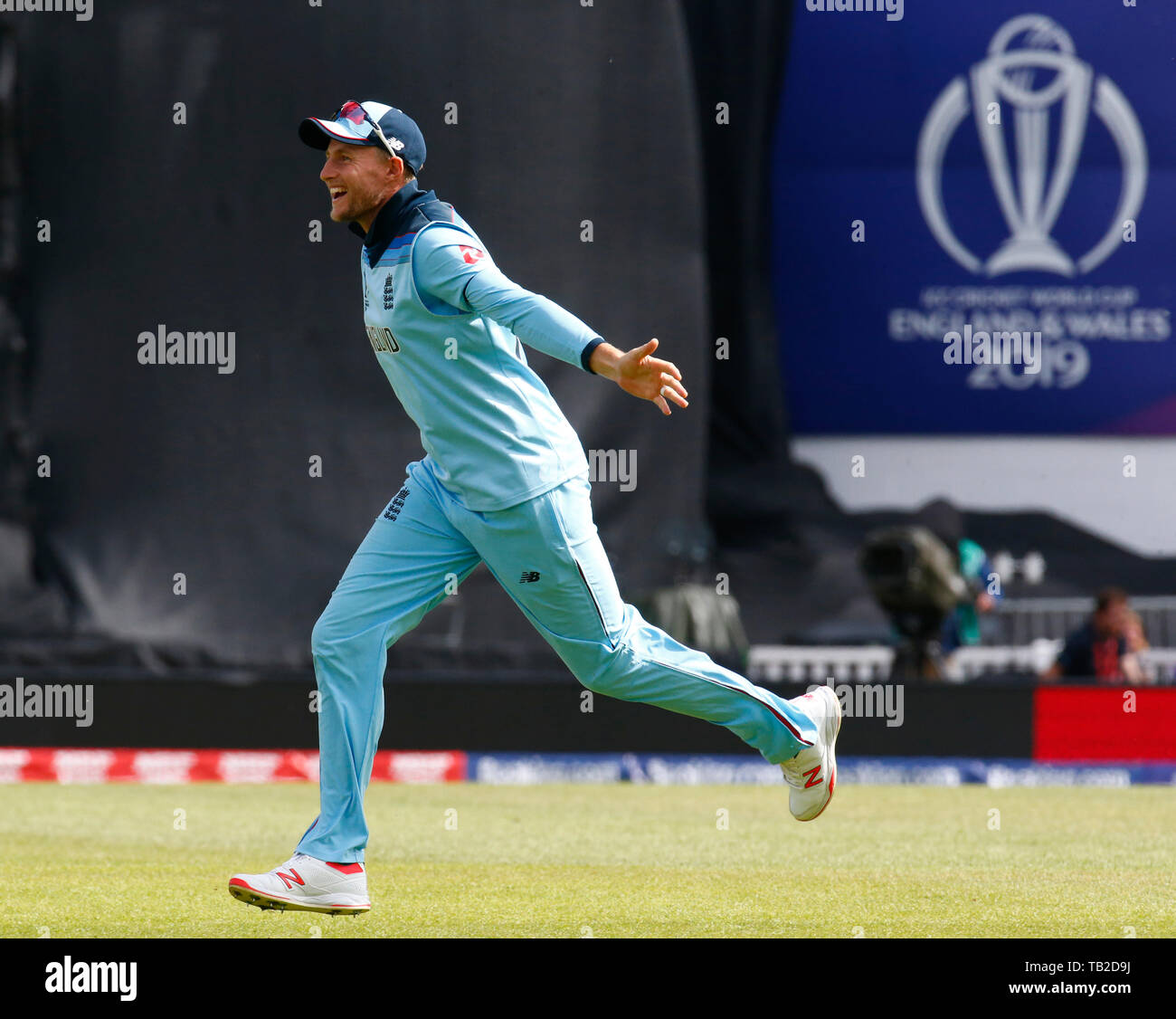 Londra, Regno Unito. Il 30 maggio 2019. Joe radice di Inghilterra celebrare la cattura di Aiden Markram del Sud Africa di Moeen Ali di Inghilterra e colpiti da en95 durante la ICC Cricket World Cup Match 1 tra Inghilterra e Sud Africa al ovale Stadium di Londra il 30 maggio 2019 Credit: Azione Foto Sport/Alamy Live News Foto Stock