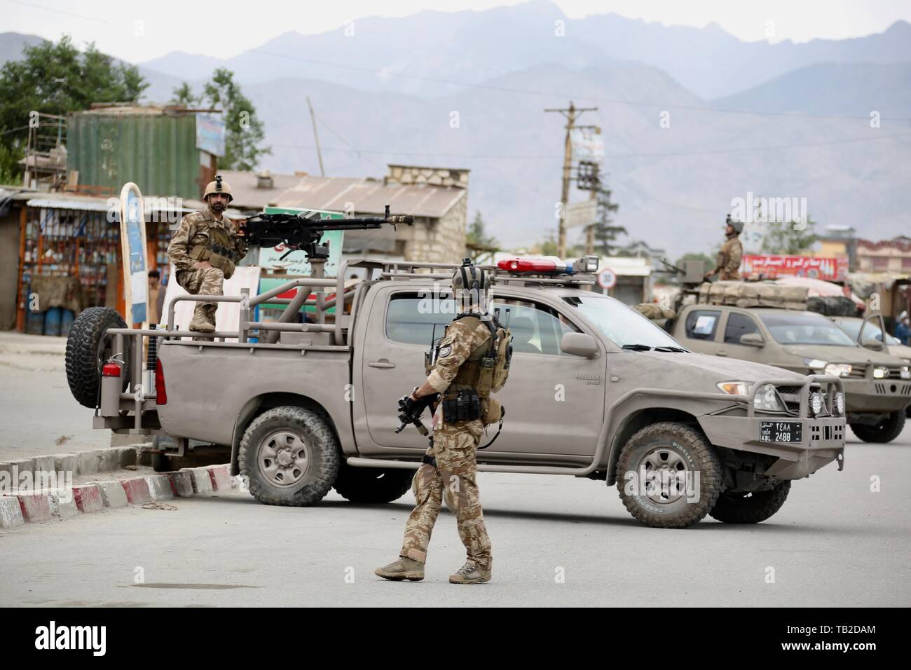 A Kabul, Afghanistan. Il 30 maggio 2019. I membri di le forze di sicurezza afgane posizionarsi al di fuori del maresciallo Fahim National Defence University che è stato attaccato da un suicidio auto bomba su 30 Maggio, 2019. Almeno sette persone, compreso un assalitore, sono stati uccisi e altri 6 feriti dopo il suicidio di un auto bomba ha colpito al di fuori di una università militare nel lato occidentale della capitale afgana Kabul giovedì Afghan Ministero degli Affari Interni ha confermato. Credito: Rahmat Alizadah/Xinhua/Alamy Live News Foto Stock