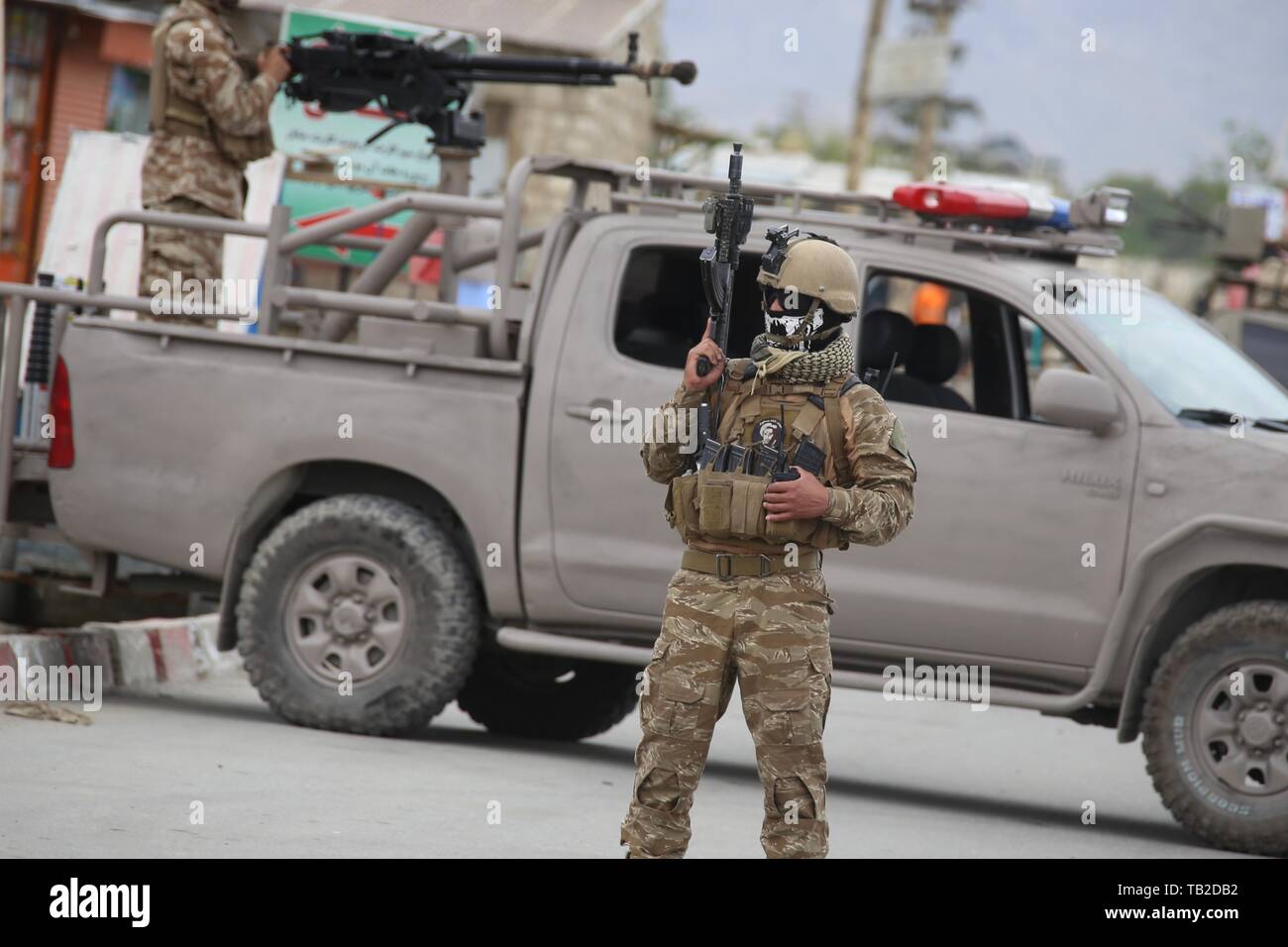 A Kabul, Afghanistan. Il 30 maggio 2019. I membri di le forze di sicurezza afgane posizionarsi al di fuori del maresciallo Fahim National Defence University che è stato attaccato da un suicidio auto bomba su 30 Maggio, 2019. Almeno sette persone, compreso un assalitore, sono stati uccisi e altri 6 feriti dopo il suicidio di un auto bomba ha colpito al di fuori di una università militare nel lato occidentale della capitale afgana Kabul giovedì Afghan Ministero degli Affari Interni ha confermato. Credito: Rahmat Alizadah/Xinhua/Alamy Live News Foto Stock