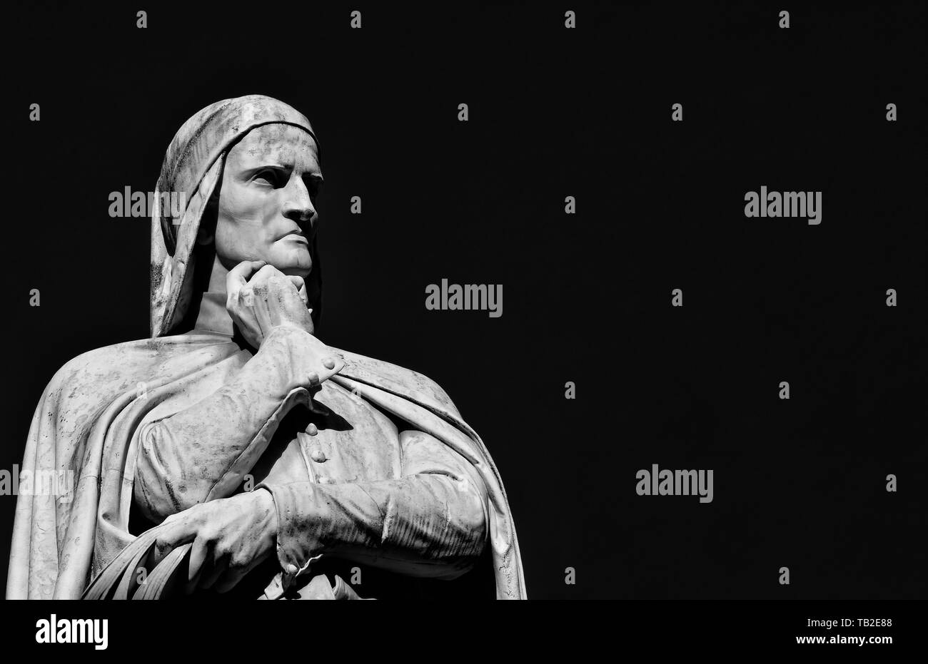 Dante Alighieri il più grande poeta italiano. Il marmo monumento eretto nel XIX secolo nel centro di Piazza dei Signori, nel centro storico di Verona Foto Stock