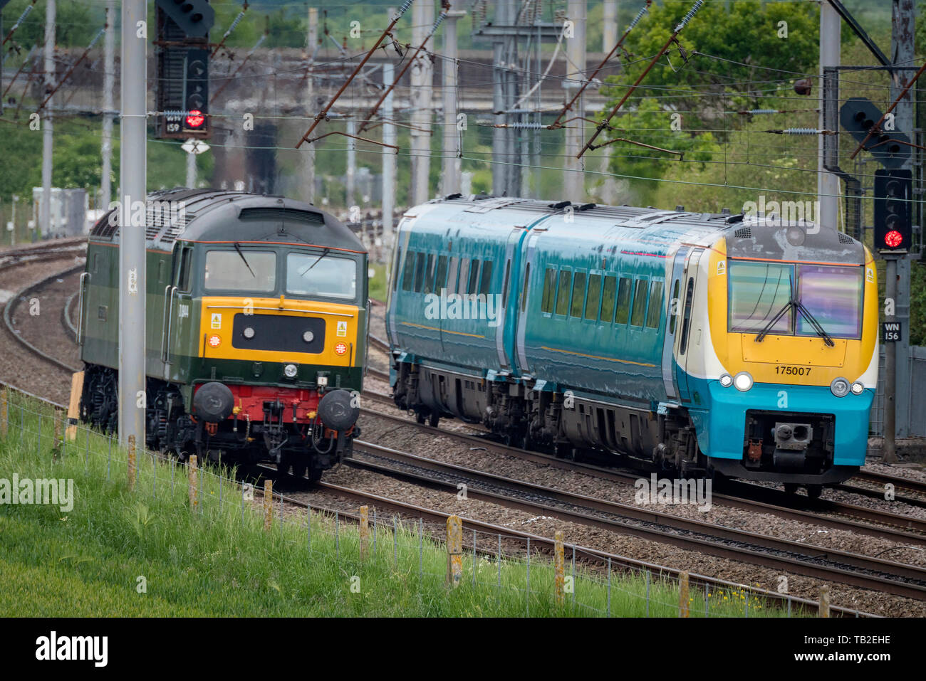 Classe 175 arriva il treno DMU a Winwick con D1944 locomotiva diesel artigiano Foto Stock