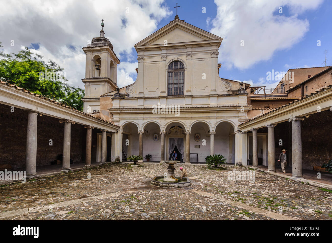 Il cortile della Basilica di San Clemente a Roma Foto Stock