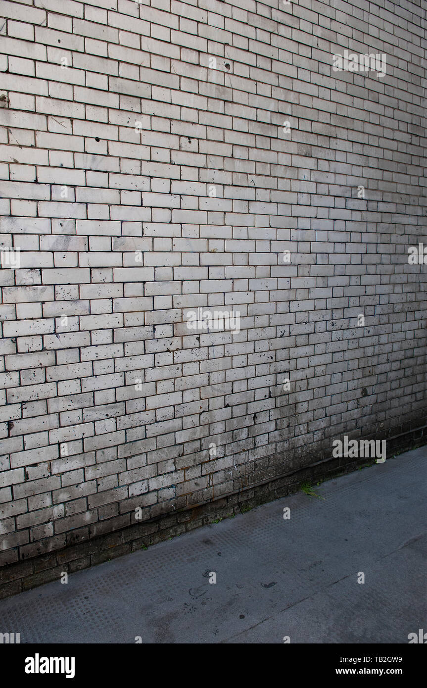 Un sudicio bianco parete piastrellata in Londra, Regno Unito Foto Stock