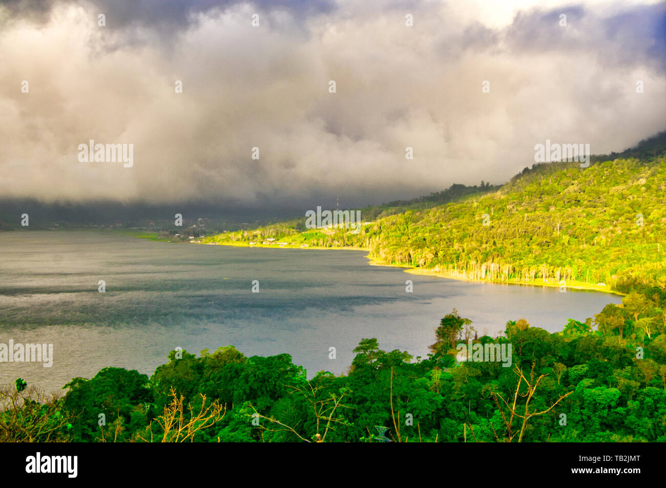 Paesaggio montano e lacustre in verde wally con luce estiva e nuvole di  Nizza. Bali, Indonesia Foto stock - Alamy