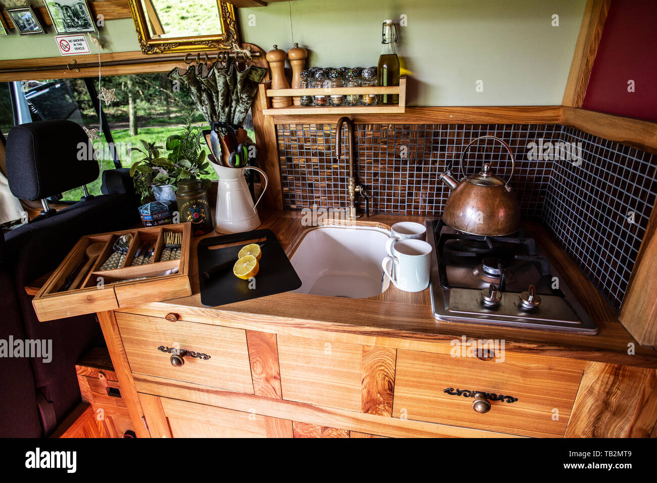 Vista interna del camper con piccolo angolo cottura e lavello. Foto Stock