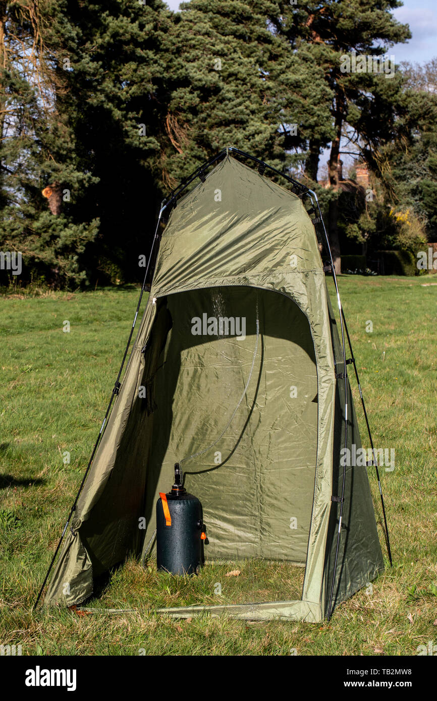 Verde tenda doccia piantato su un prato. Foto Stock