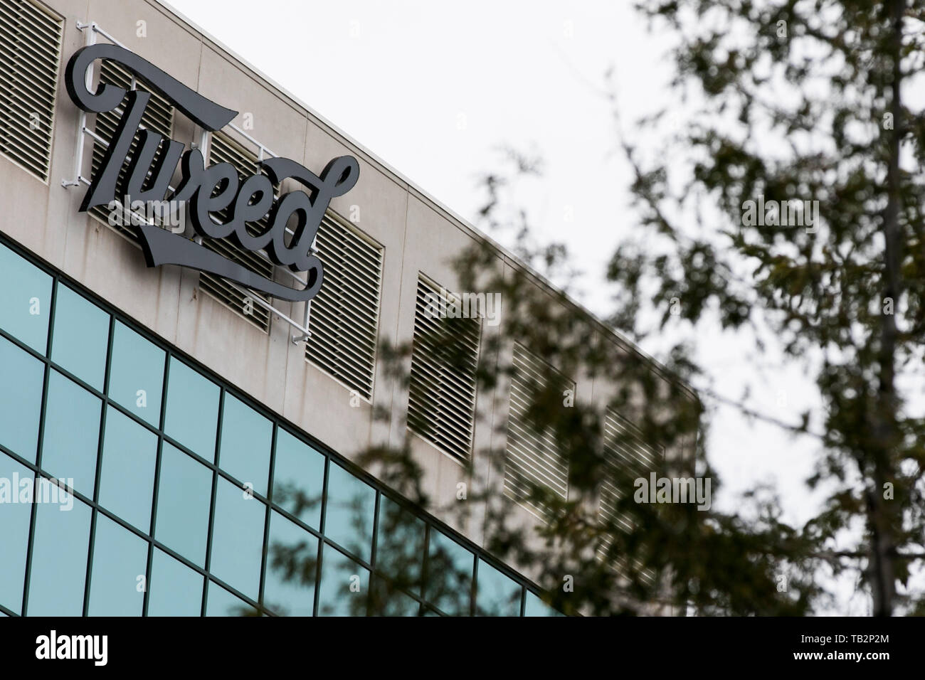 Un logo Tweed firmare al di fuori di una struttura occupata dalla crescita della tettoia Corporation, in commercio sotto il nome di 'Tweed' in Ottawa, Ontario, Canada, il 20 aprile, Foto Stock