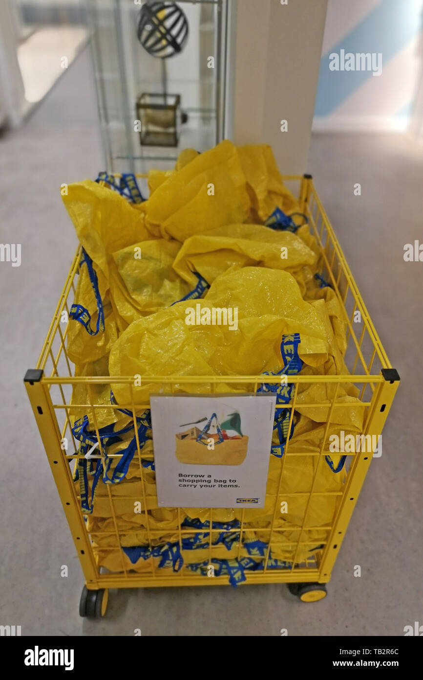 Ikea shopping bags immagini e fotografie stock ad alta risoluzione - Alamy