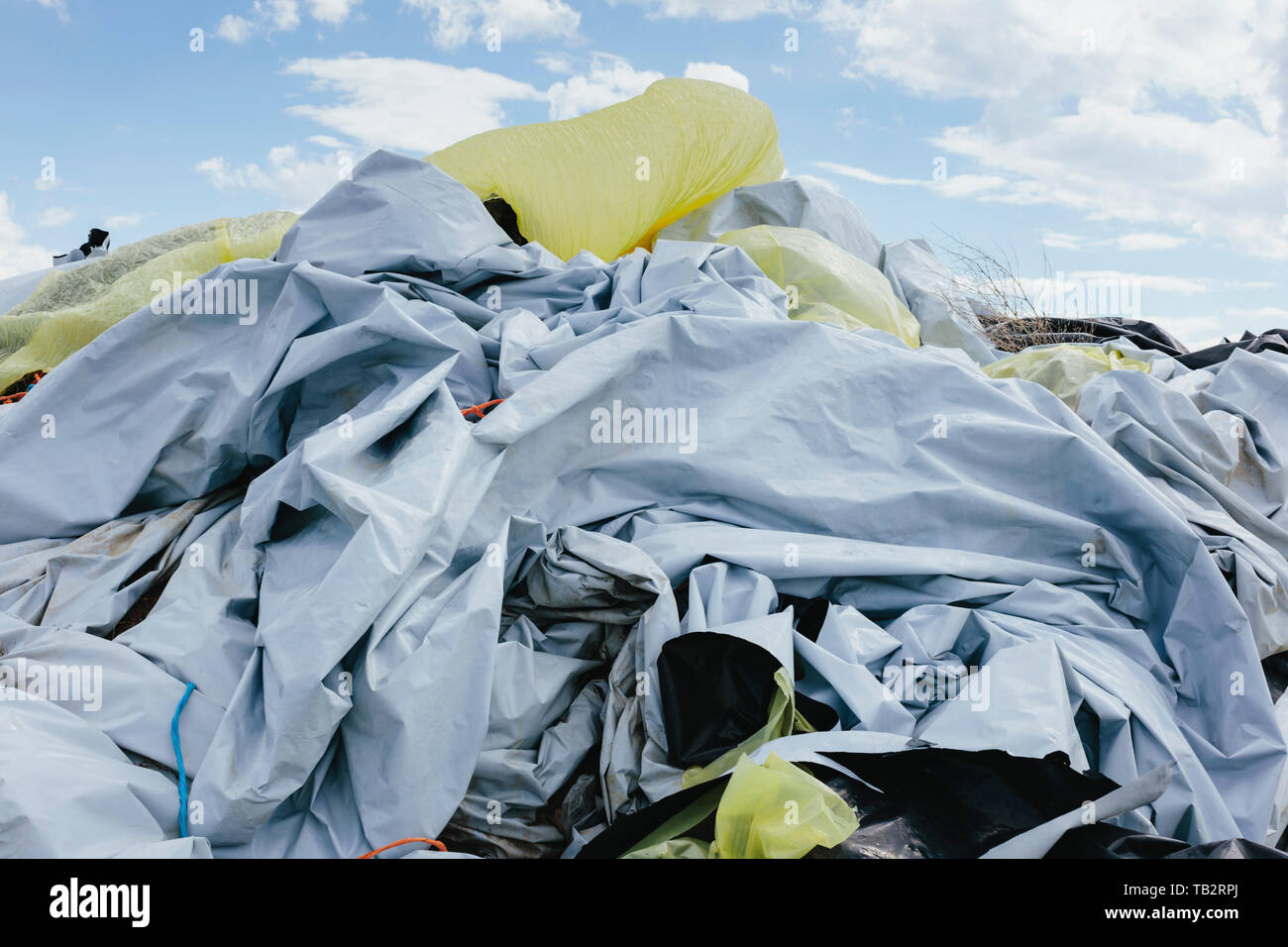 Pila di scartato tarpualins in plastica e plastica vicino a Cimarron, Kansas, discarica. Foto Stock