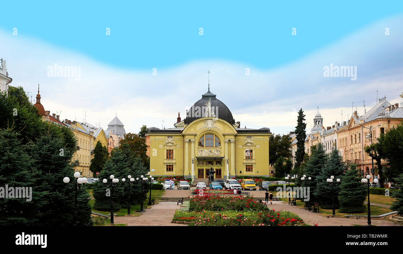 La piazza del teatro (Teatralna Square) in Chernivtsi città in Ucraina Foto Stock