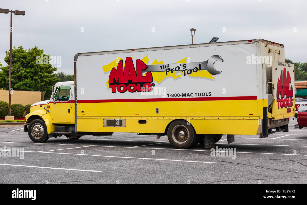 NEWTON, NC, USA--5/22/19: un camion che vende strumenti professionali e relative apparecchiature per la meccanica e i negozi di vendita al dettaglio. Foto Stock