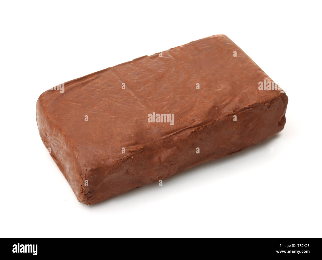 Pezzo di greggio naturale rosso argilla modellazione isolato su bianco Foto Stock